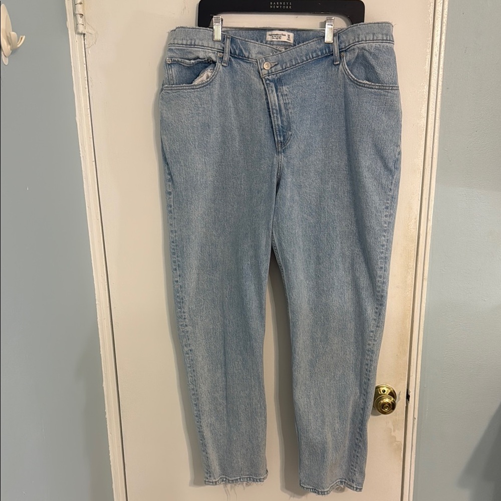 Abercrombie and Fitch - the 90s straight ultra high rise - Curve Love Jeans